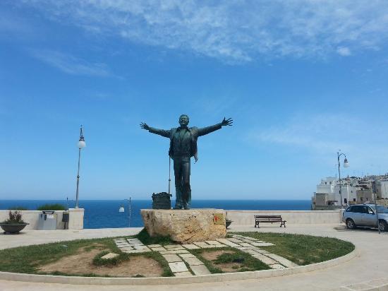 Monumento a Domenico Modugno